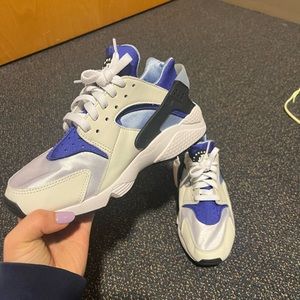 Women’s 8.5 Nike air huarache